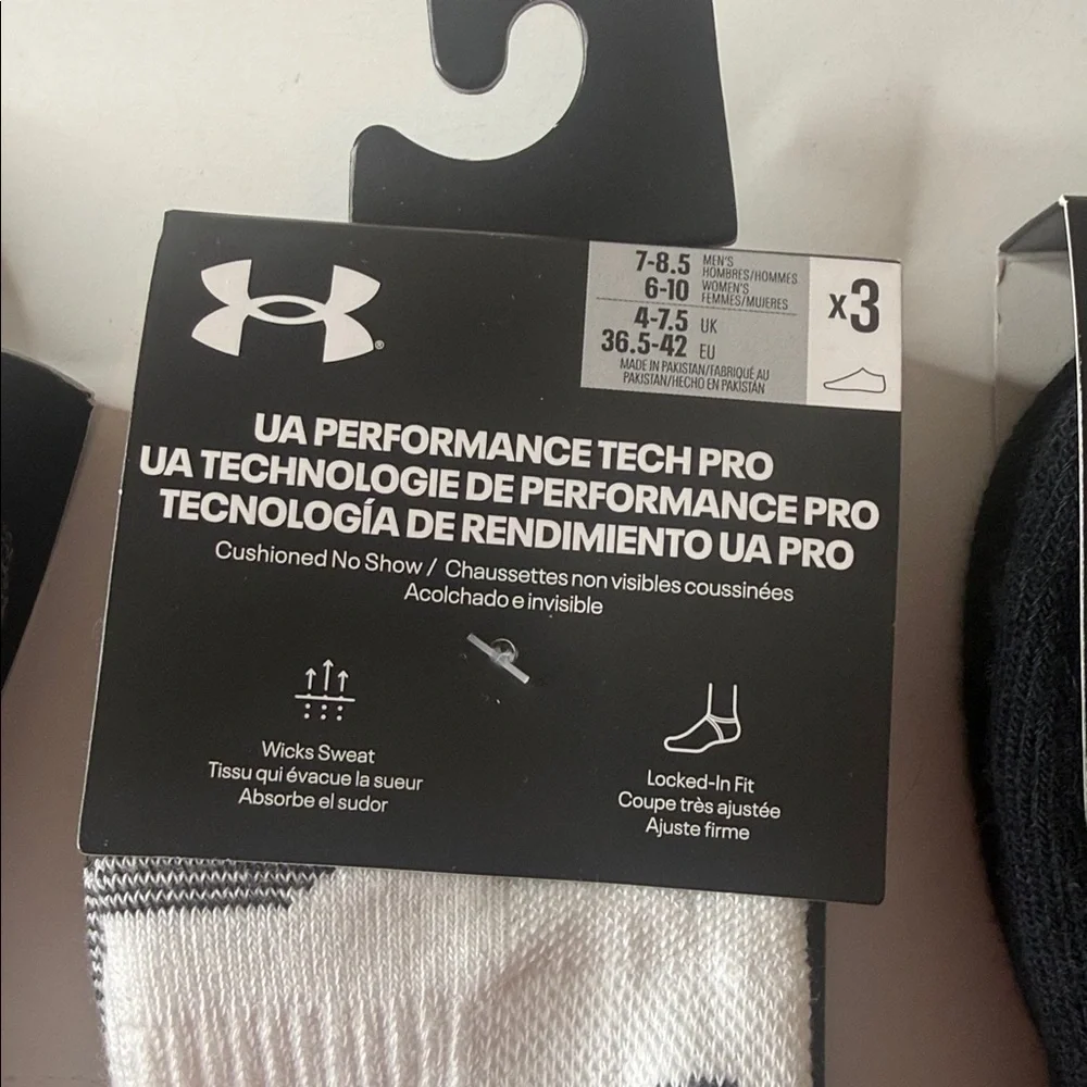 Under Armour Assortment of Socks 8 Pairs Size Medium. Black and White.